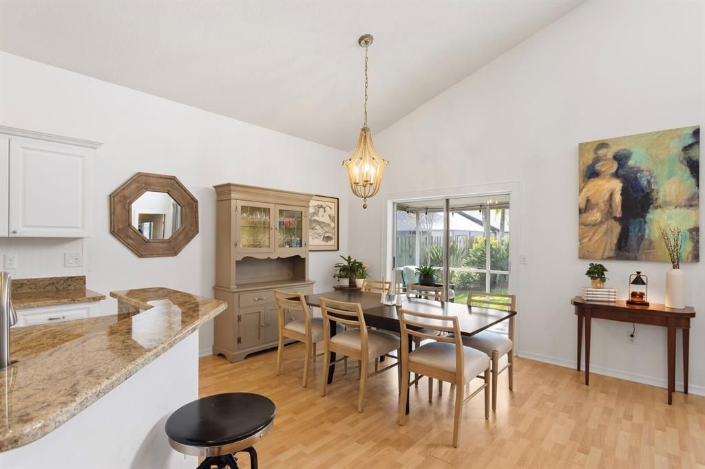 Под контрактом: $575,000 (4 спален, 2 ванн, 1816 Квадратных фут)