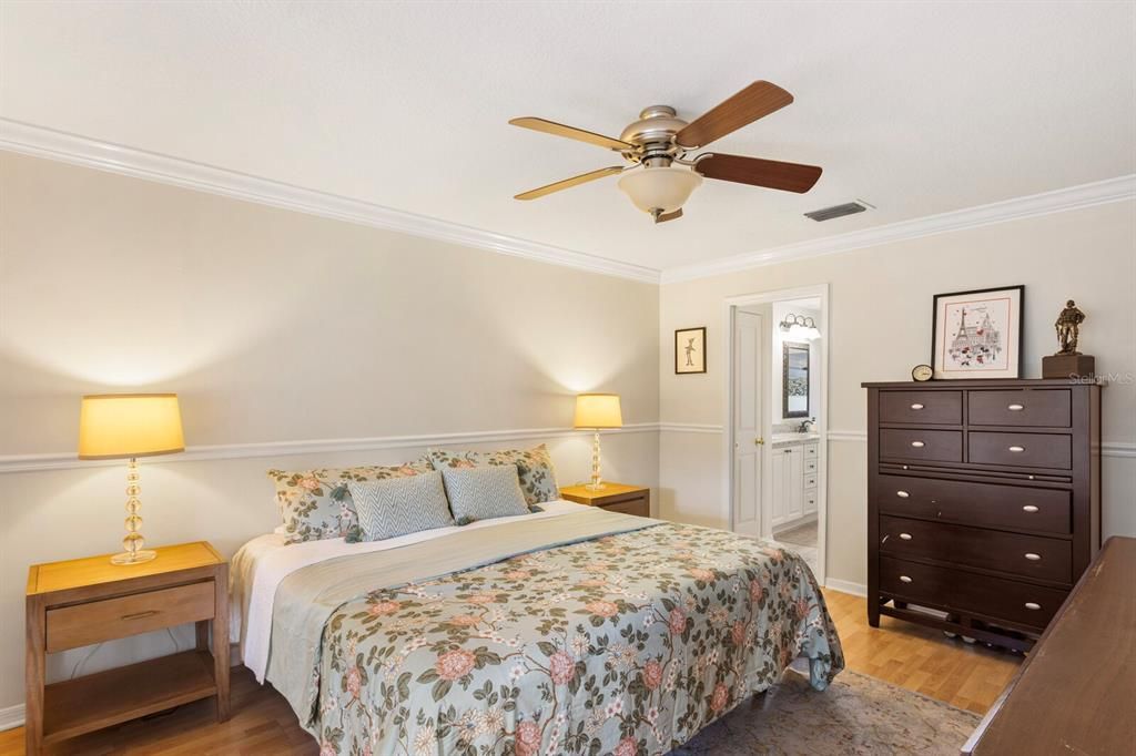 Под контрактом: $575,000 (4 спален, 2 ванн, 1816 Квадратных фут)