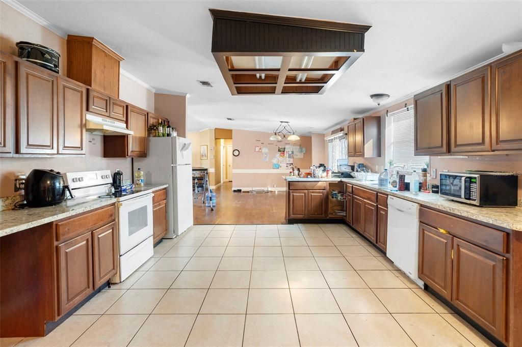 На продажу: $229,000 (4 спален, 2 ванн, 2280 Квадратных фут)