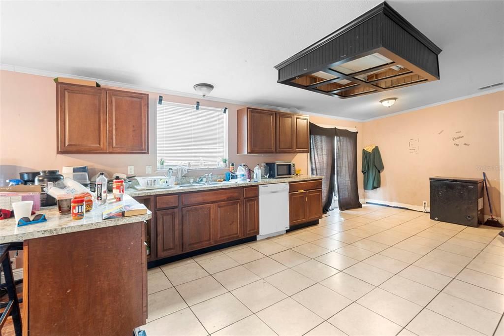 На продажу: $229,000 (4 спален, 2 ванн, 2280 Квадратных фут)