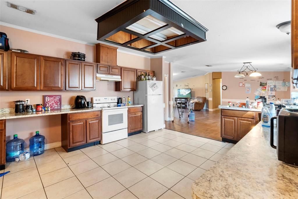 На продажу: $229,000 (4 спален, 2 ванн, 2280 Квадратных фут)