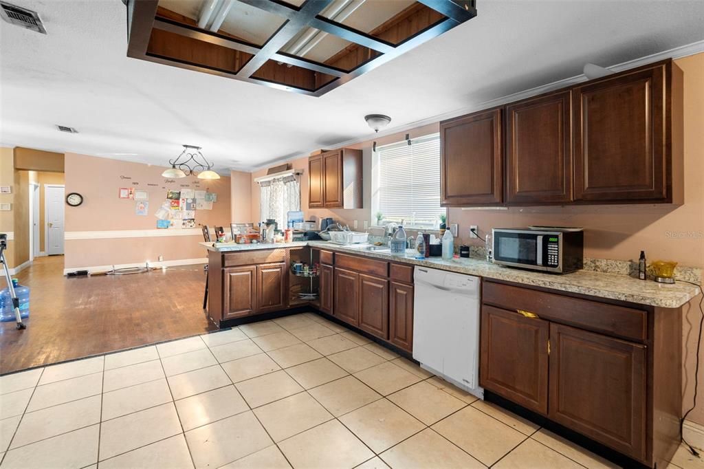 На продажу: $229,000 (4 спален, 2 ванн, 2280 Квадратных фут)