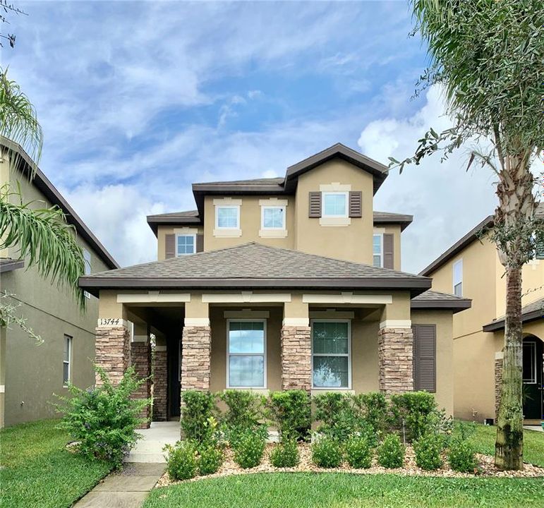 合同活跃: $2,850 (3 贝兹, 2 浴室, 2205 平方英尺)