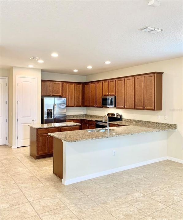 合同活跃: $2,850 (3 贝兹, 2 浴室, 2205 平方英尺)