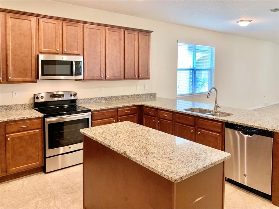 合同活跃: $2,850 (3 贝兹, 2 浴室, 2205 平方英尺)