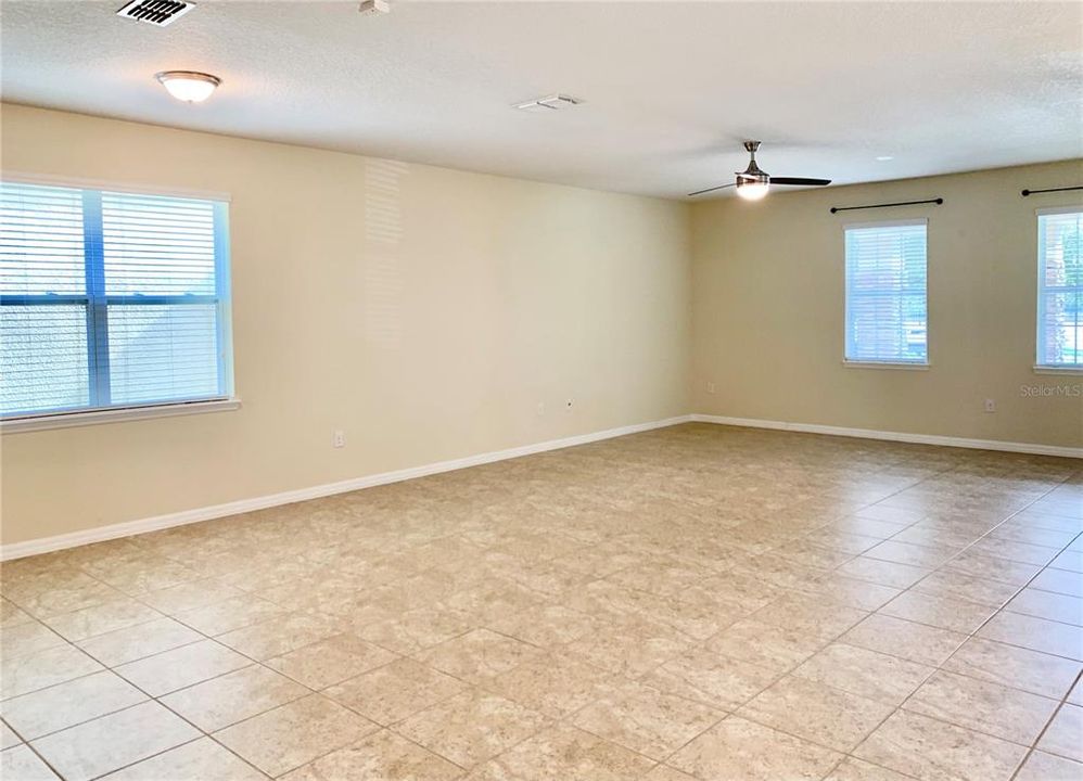 合同活跃: $2,850 (3 贝兹, 2 浴室, 2205 平方英尺)