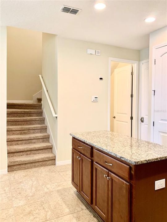 合同活跃: $2,850 (3 贝兹, 2 浴室, 2205 平方英尺)