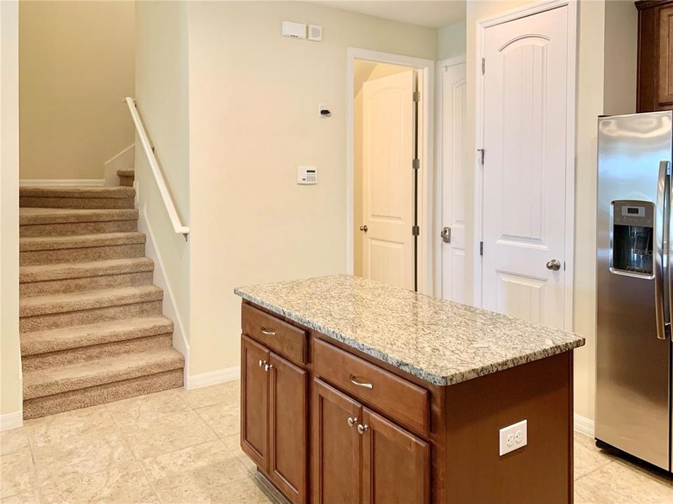 合同活跃: $2,850 (3 贝兹, 2 浴室, 2205 平方英尺)