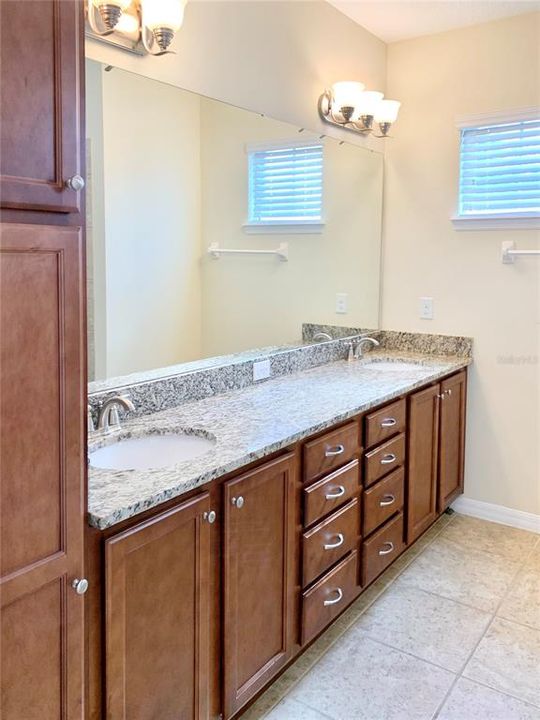 合同活跃: $2,850 (3 贝兹, 2 浴室, 2205 平方英尺)