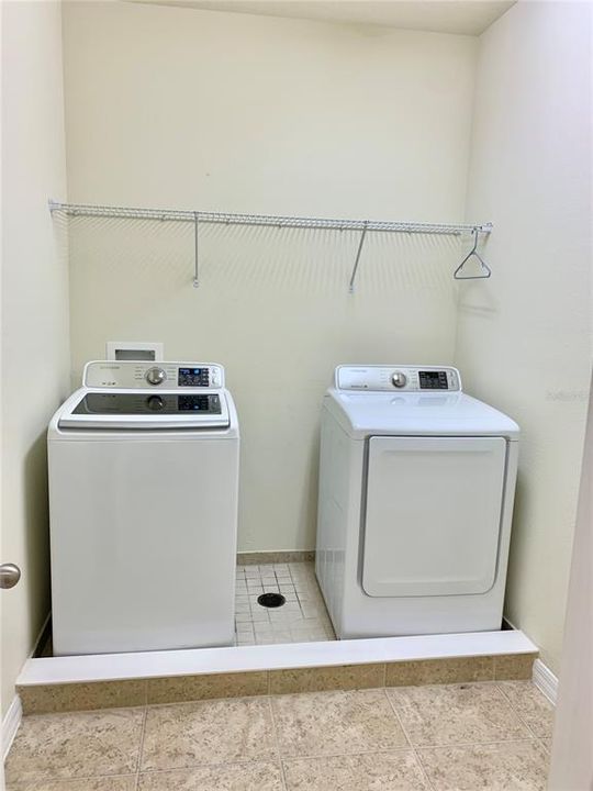 合同活跃: $2,850 (3 贝兹, 2 浴室, 2205 平方英尺)