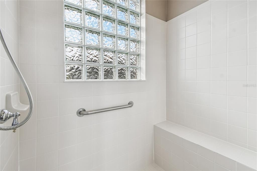 For Sale: $450,000 (2 beds, 2 baths, 2211 Square Feet)