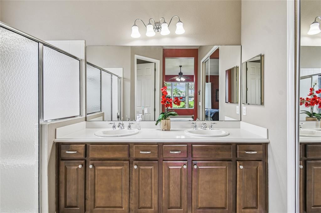 For Sale: $450,000 (2 beds, 2 baths, 2211 Square Feet)