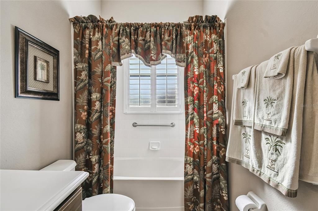 For Sale: $450,000 (2 beds, 2 baths, 2211 Square Feet)