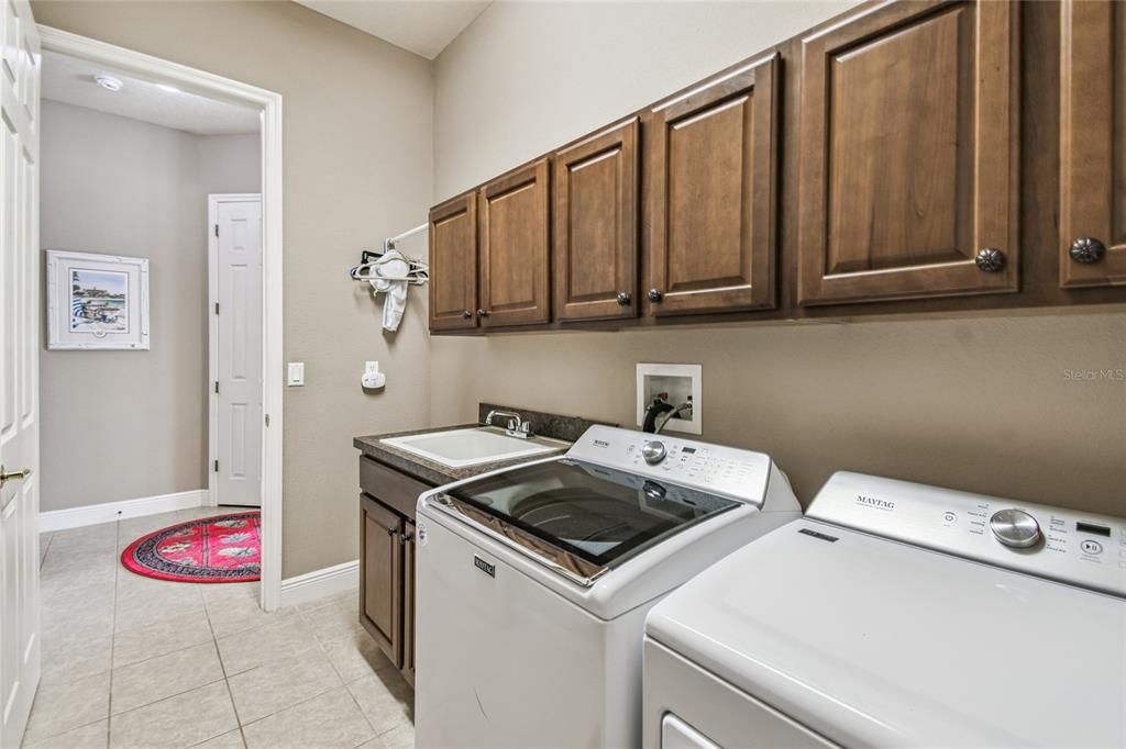 For Sale: $450,000 (2 beds, 2 baths, 2211 Square Feet)