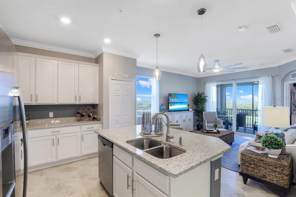 На продажу: $275,000 (3 спален, 2 ванн, 1301 Квадратных фут)