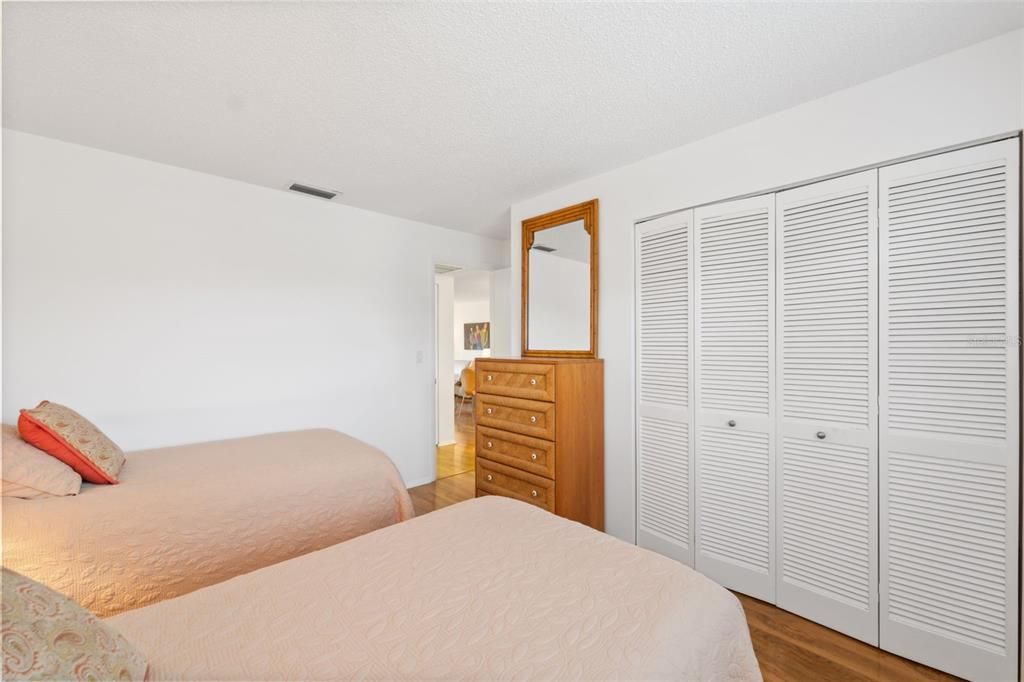 待售: $170,000 (2 贝兹, 2 浴室, 956 平方英尺)