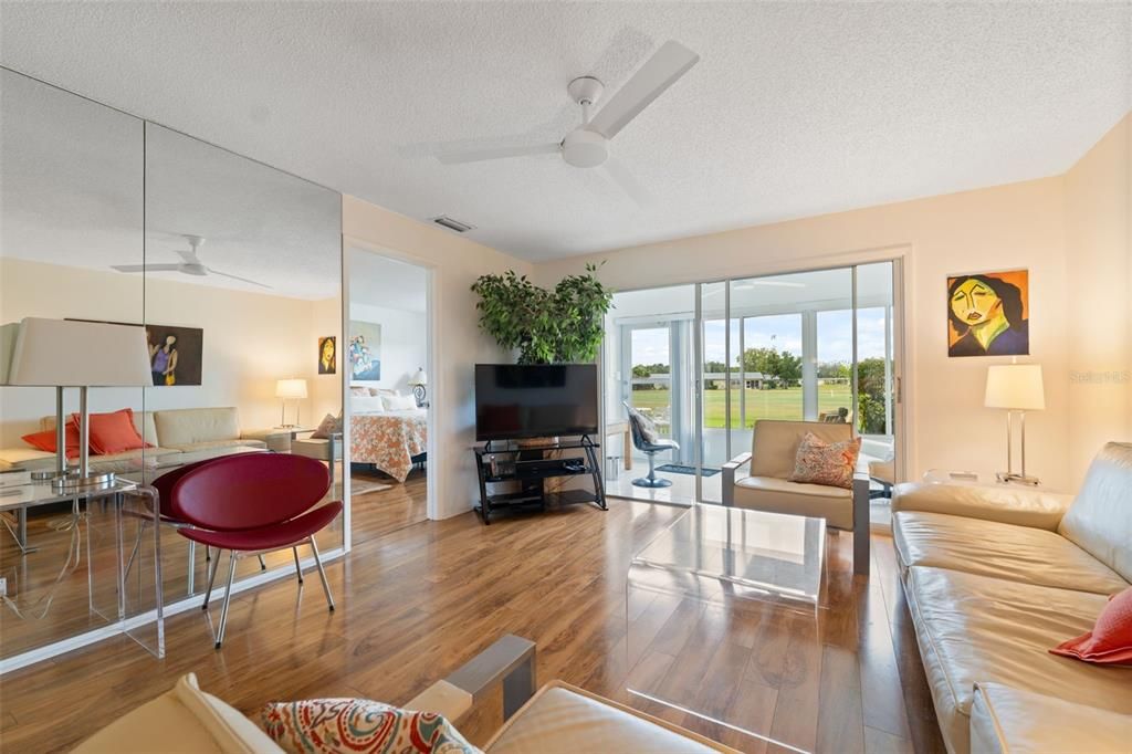 待售: $170,000 (2 贝兹, 2 浴室, 956 平方英尺)