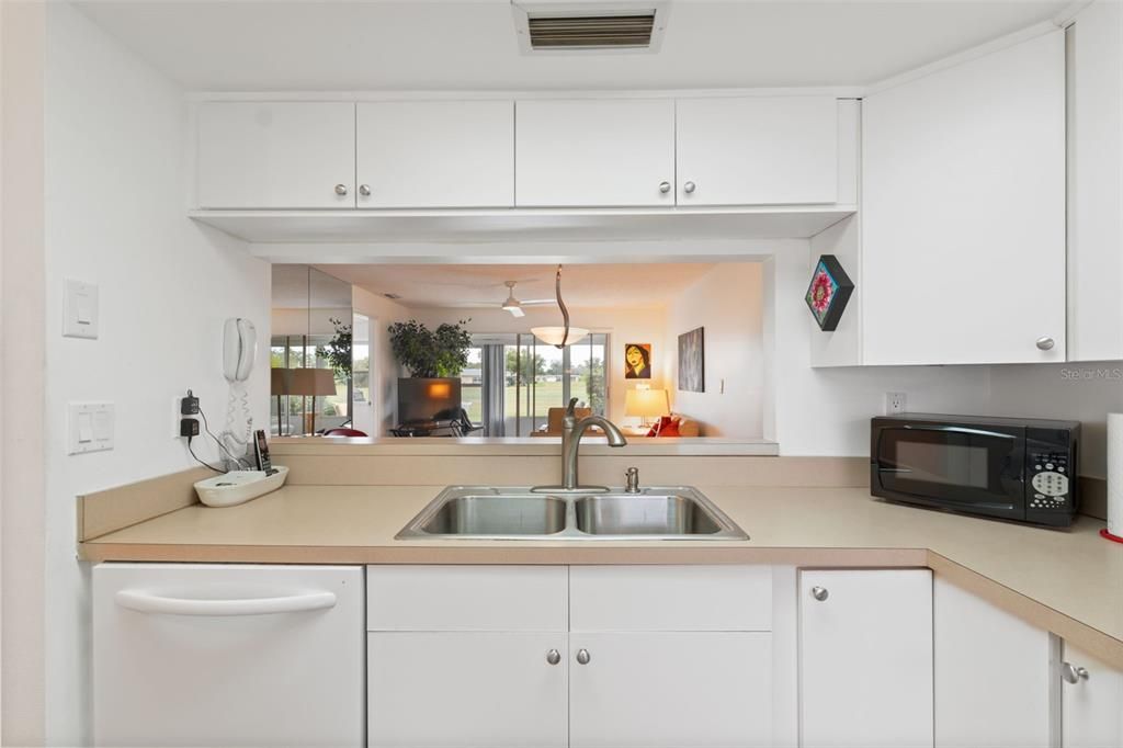 待售: $170,000 (2 贝兹, 2 浴室, 956 平方英尺)