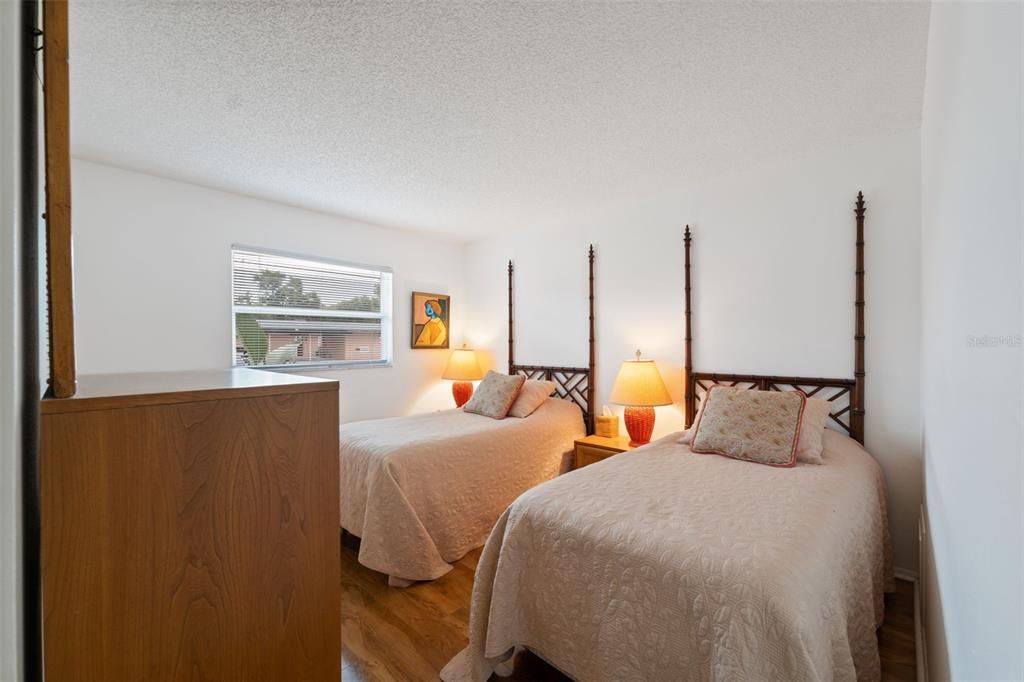 待售: $170,000 (2 贝兹, 2 浴室, 956 平方英尺)