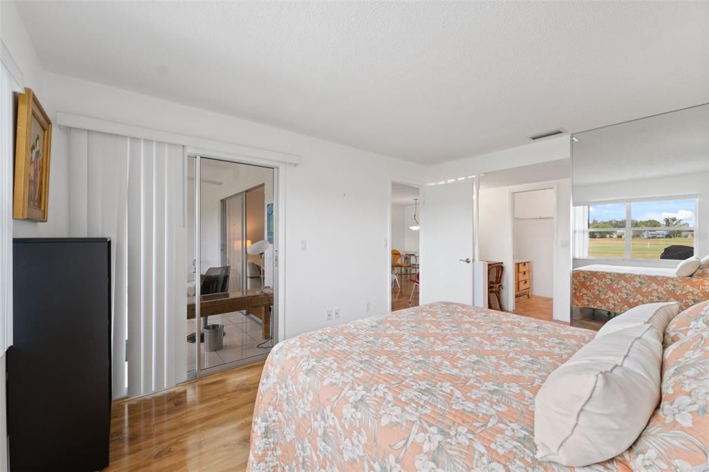 待售: $170,000 (2 贝兹, 2 浴室, 956 平方英尺)