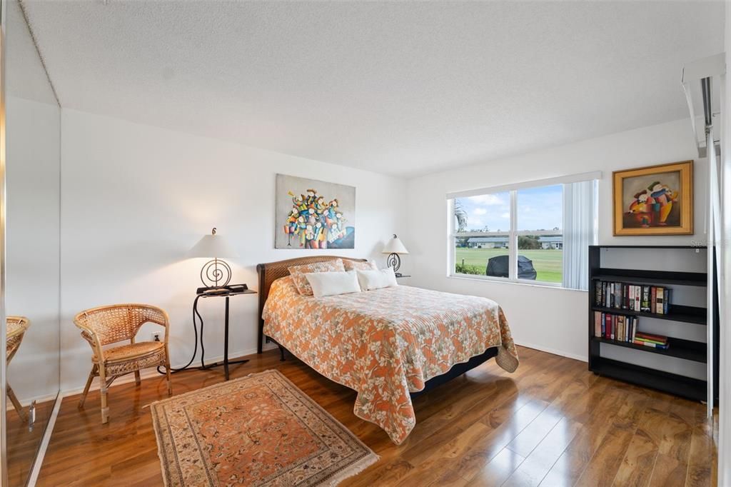 待售: $170,000 (2 贝兹, 2 浴室, 956 平方英尺)