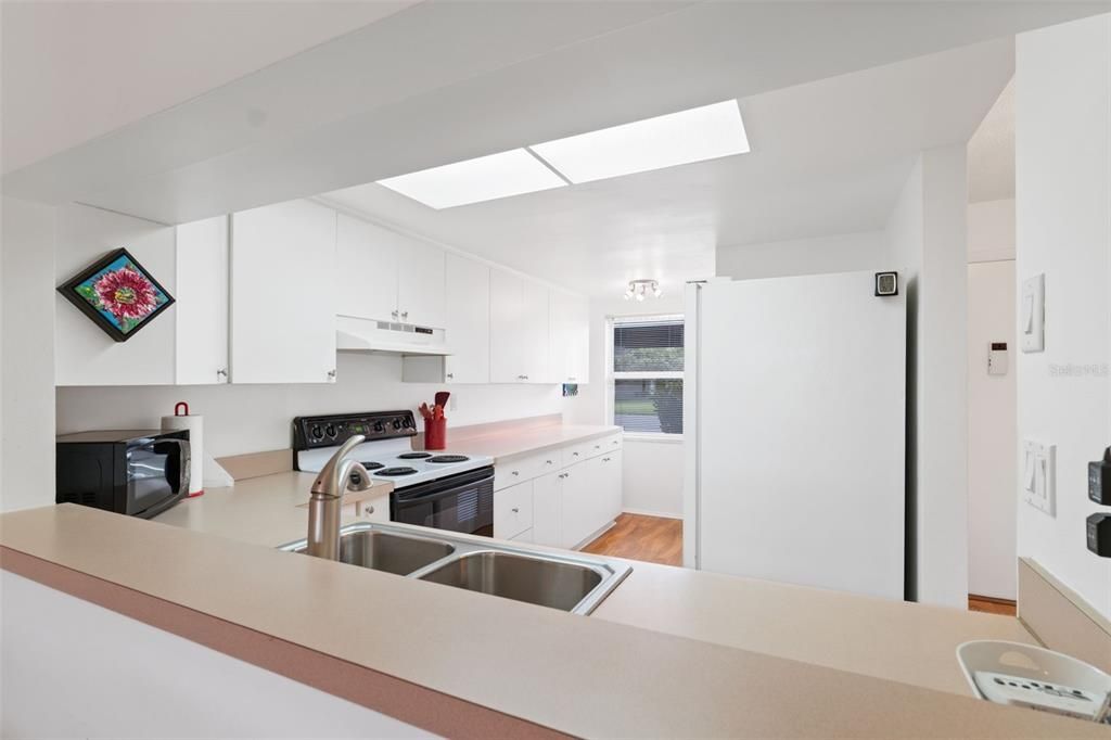 待售: $170,000 (2 贝兹, 2 浴室, 956 平方英尺)