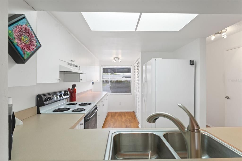 待售: $170,000 (2 贝兹, 2 浴室, 956 平方英尺)