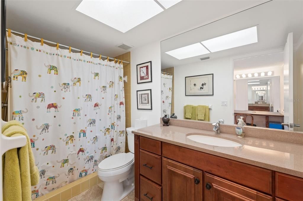 待售: $170,000 (2 贝兹, 2 浴室, 956 平方英尺)