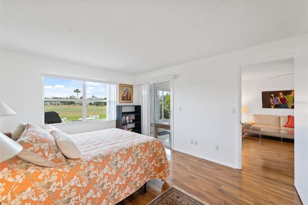 待售: $170,000 (2 贝兹, 2 浴室, 956 平方英尺)