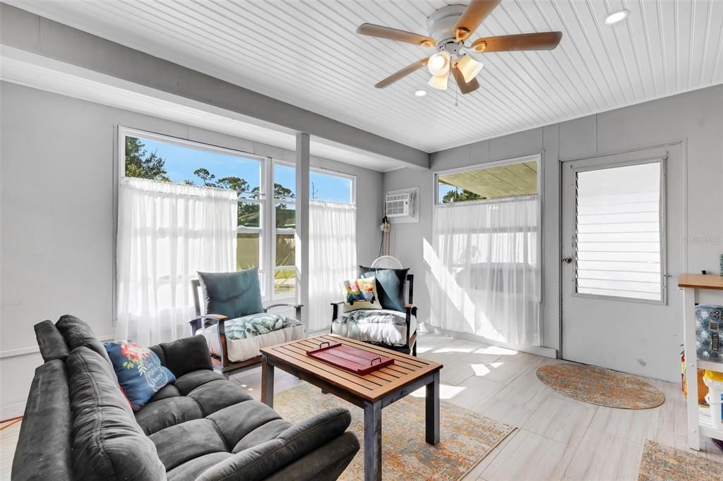 Под контрактом: $249,900 (2 спален, 2 ванн, 1922 Квадратных фут)