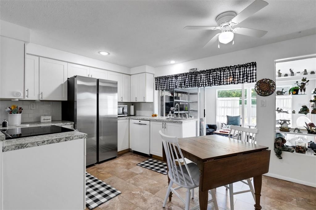 Под контрактом: $249,900 (2 спален, 2 ванн, 1922 Квадратных фут)