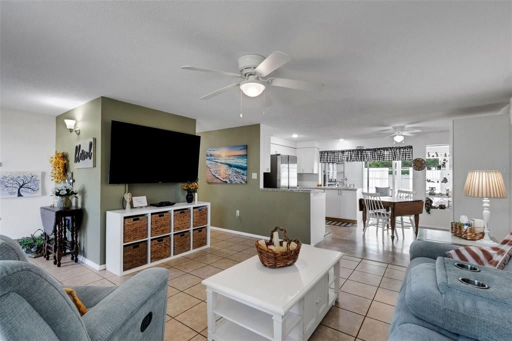 Под контрактом: $249,900 (2 спален, 2 ванн, 1922 Квадратных фут)