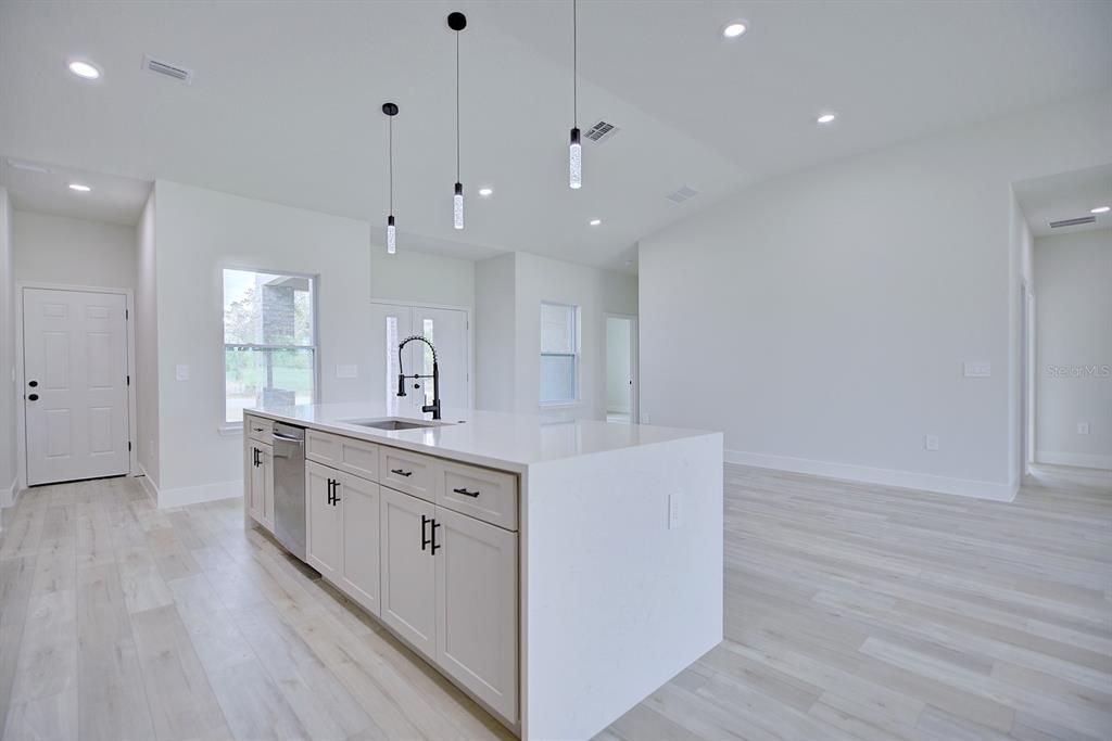 待售: $579,900 (4 贝兹, 4 浴室, 2203 平方英尺)