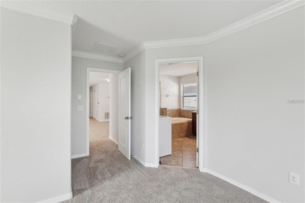 合同活跃: $2,888 (4 贝兹, 3 浴室, 2625 平方英尺)