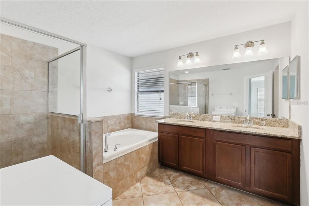 合同活跃: $2,888 (4 贝兹, 3 浴室, 2625 平方英尺)