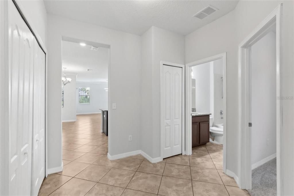 合同活跃: $2,888 (4 贝兹, 3 浴室, 2625 平方英尺)