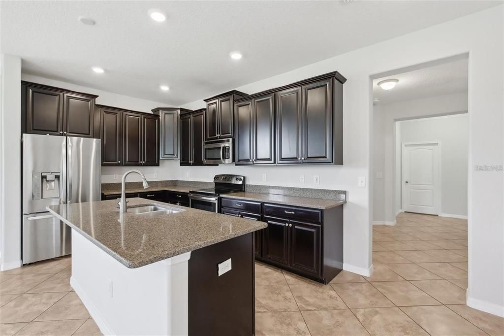 合同活跃: $2,888 (4 贝兹, 3 浴室, 2625 平方英尺)