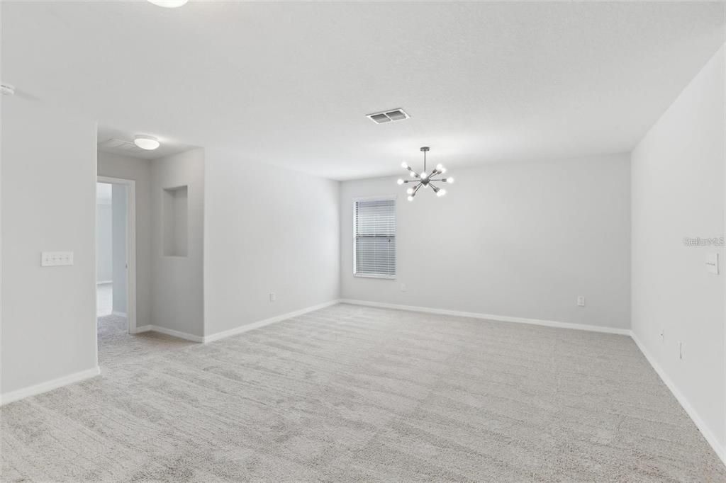 合同活跃: $2,888 (4 贝兹, 3 浴室, 2625 平方英尺)