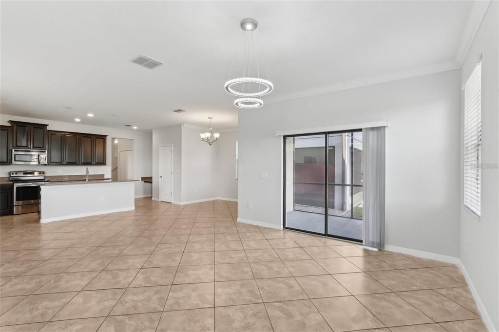 合同活跃: $2,888 (4 贝兹, 3 浴室, 2625 平方英尺)