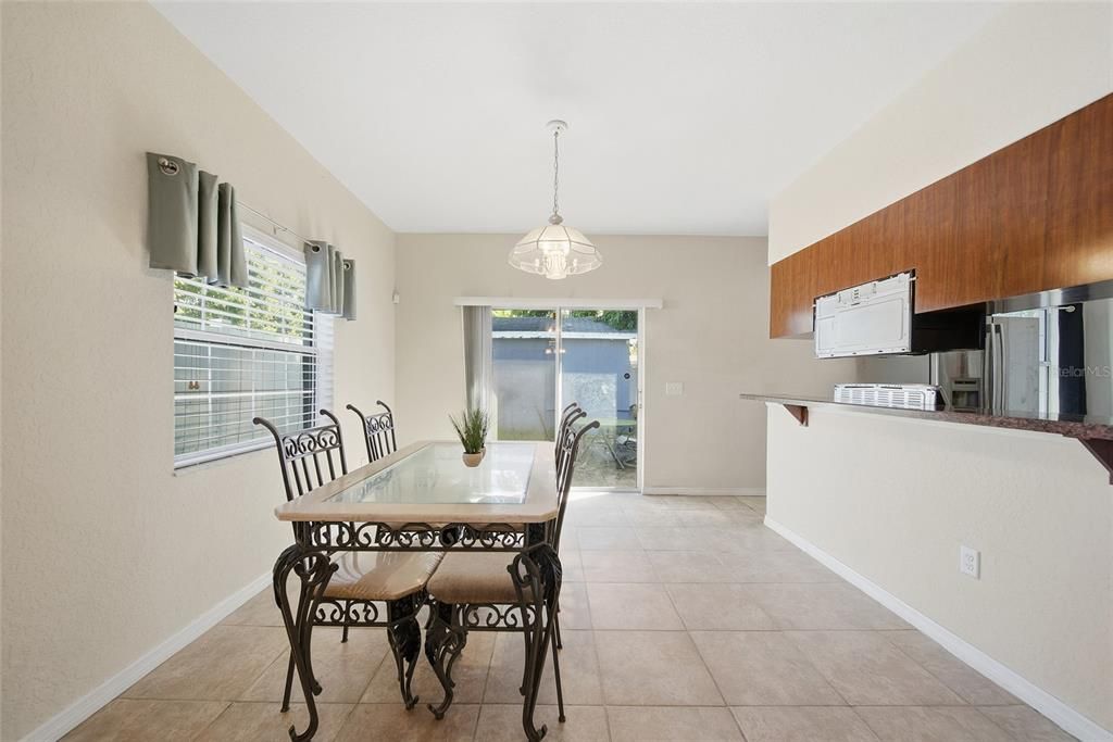 合同活跃: $330,000 (3 贝兹, 3 浴室, 2063 平方英尺)