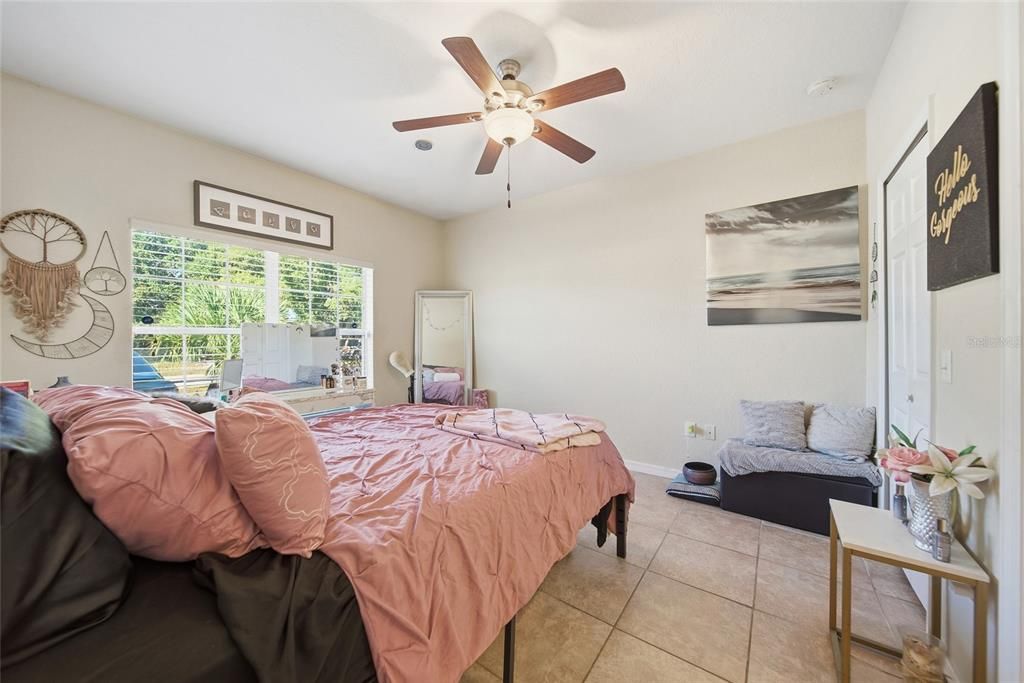 合同活跃: $330,000 (3 贝兹, 3 浴室, 2063 平方英尺)