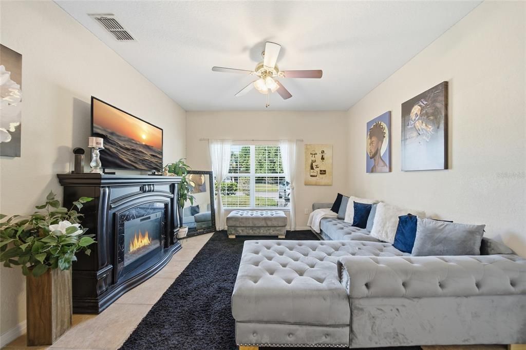 合同活跃: $330,000 (3 贝兹, 3 浴室, 2063 平方英尺)