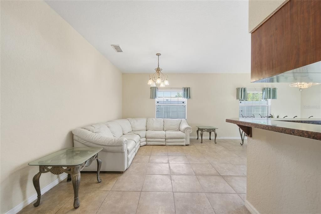 合同活跃: $330,000 (3 贝兹, 3 浴室, 2063 平方英尺)