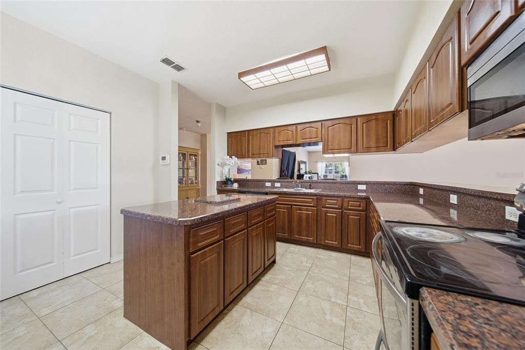 合同活跃: $330,000 (3 贝兹, 3 浴室, 2063 平方英尺)