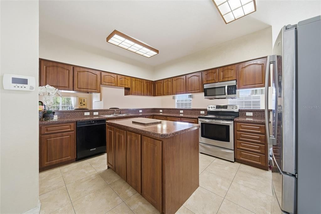 合同活跃: $330,000 (3 贝兹, 3 浴室, 2063 平方英尺)