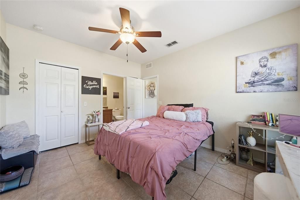 合同活跃: $330,000 (3 贝兹, 3 浴室, 2063 平方英尺)