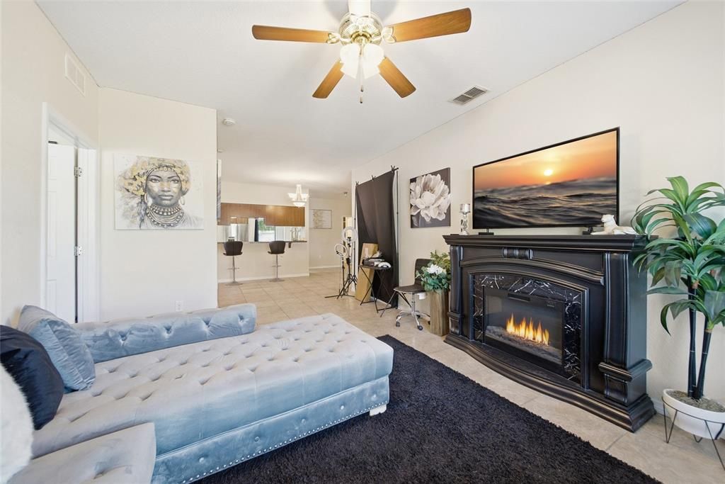 合同活跃: $330,000 (3 贝兹, 3 浴室, 2063 平方英尺)