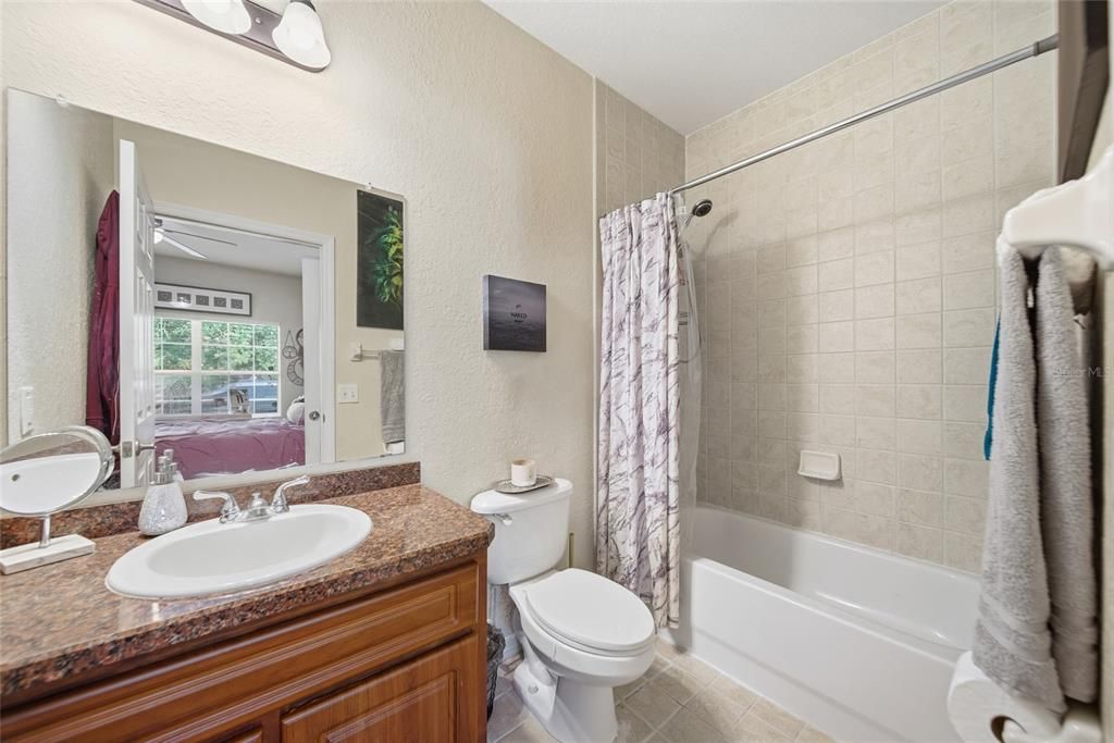 合同活跃: $330,000 (3 贝兹, 3 浴室, 2063 平方英尺)