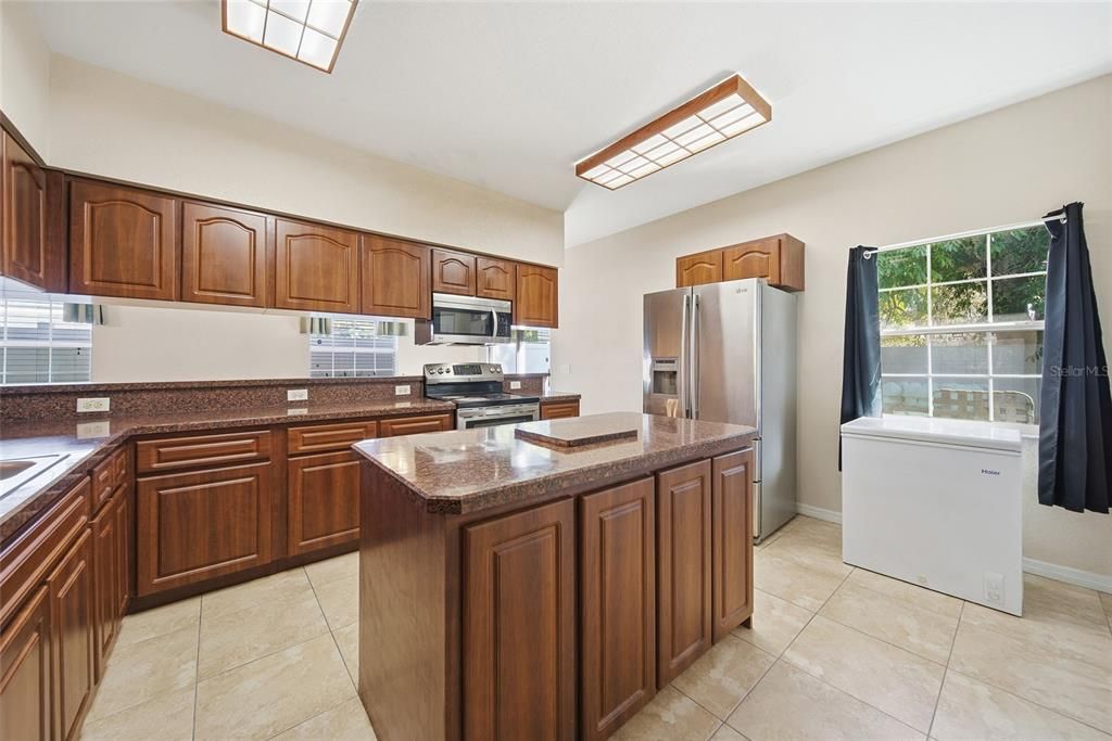 合同活跃: $330,000 (3 贝兹, 3 浴室, 2063 平方英尺)