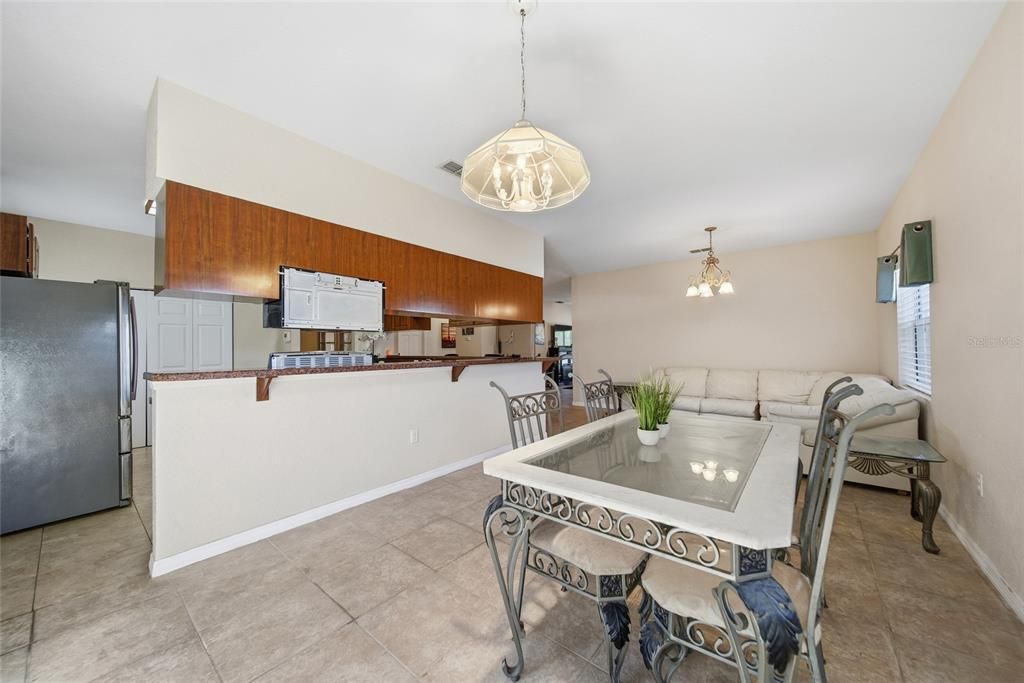 合同活跃: $330,000 (3 贝兹, 3 浴室, 2063 平方英尺)